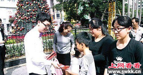 90后富豪婚礼沿街发红包 有钱就是任性！