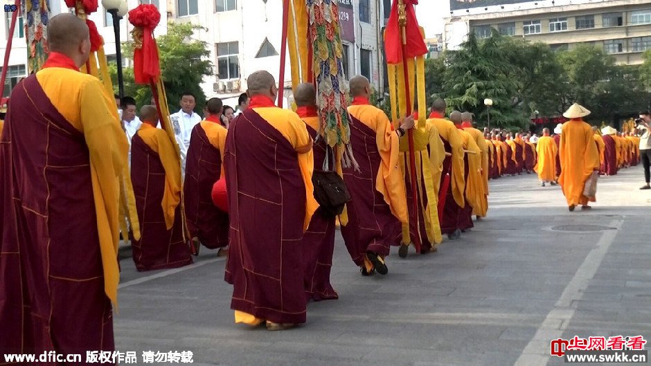甘肃恭迎1964年出土的佛祖舍利 特警持枪开道