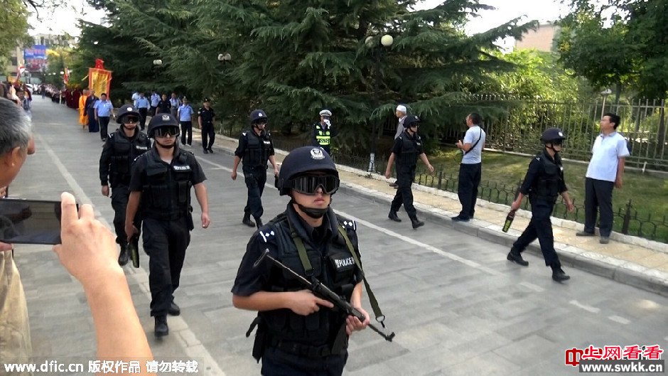 甘肃恭迎1964年出土的佛祖舍利 特警持枪开道
