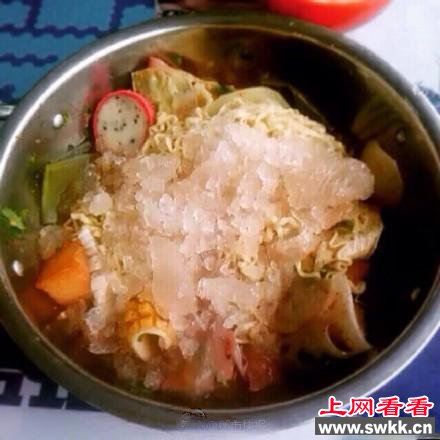高校食堂现“冰镇麻辣烫” 味道怎么样?