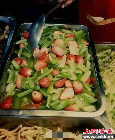 高校食堂黑暗料理灵魂之作:西芹炒草莓
