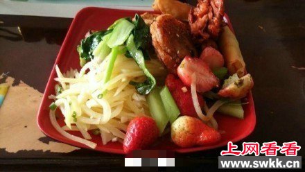 高校食堂黑暗料理灵魂之作:西芹炒草莓