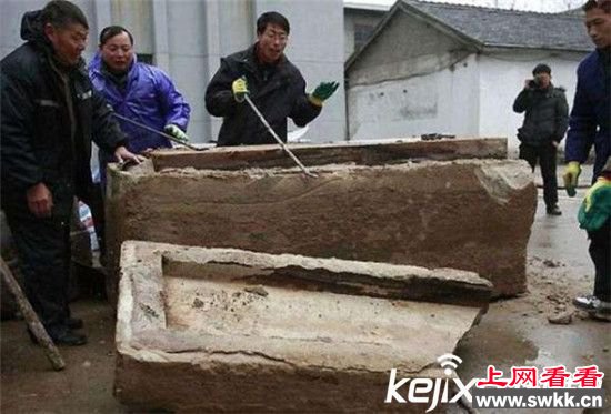 工地挖出700年前神秘木箱 惊现无名女尸