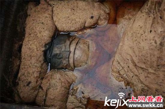 工地挖出700年前神秘木箱 惊现无名女尸