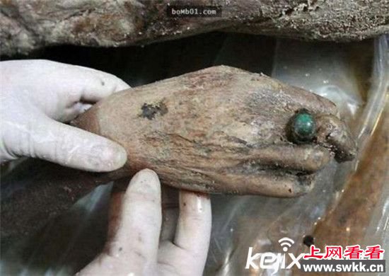 工地挖出700年前神秘木箱 惊现无名女尸