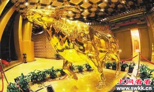 华西村价值一亿元的金牛装饰