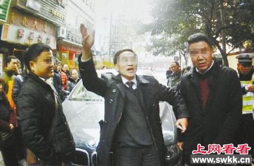 官员挑衅警察被拘 称“信不信我让你脱衣服”