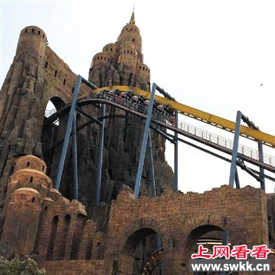 北京欢乐谷过山车停半空 游客悬空20分钟