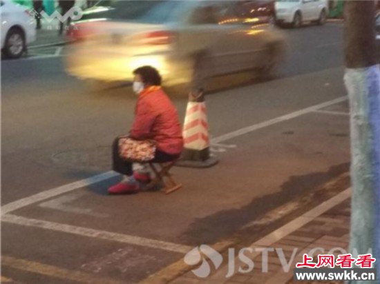 寒风中为孩占车位