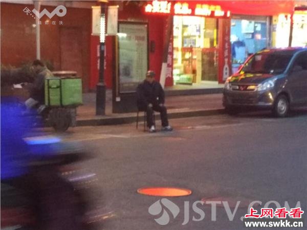 寒风中为孩占车位
