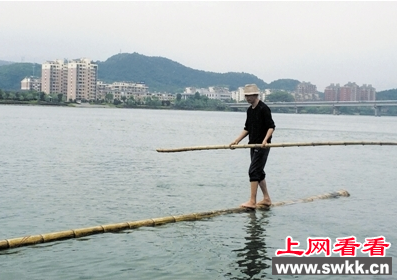 杭州男子毛竹渡江