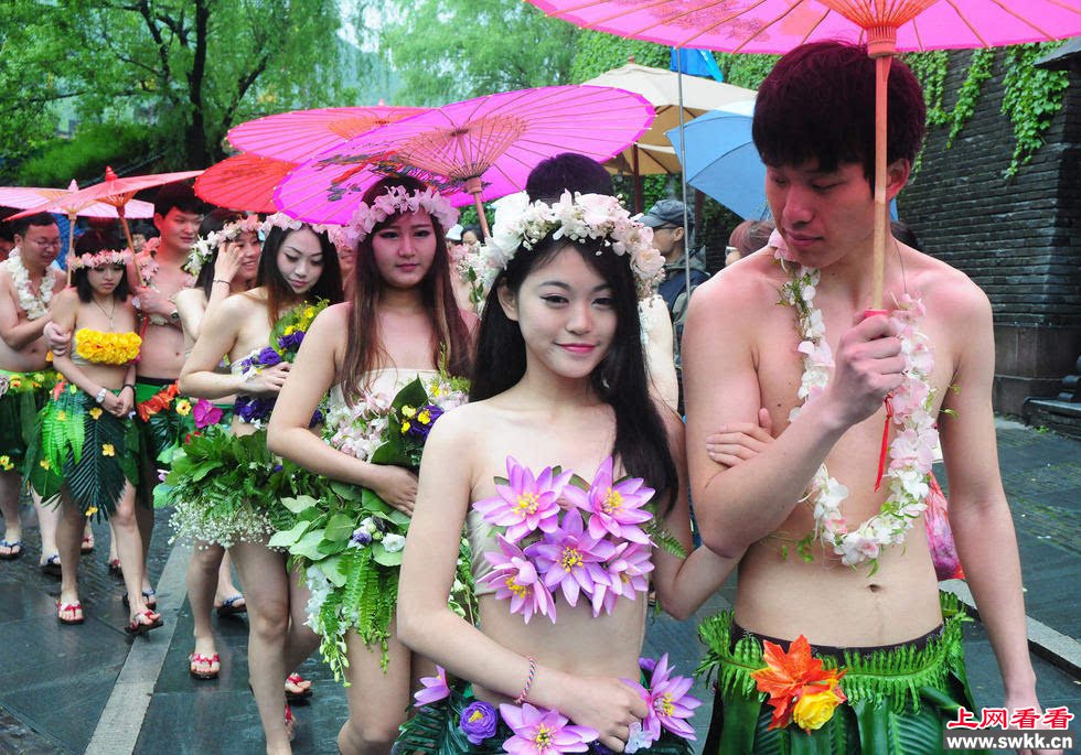 杭州情侣集体裸婚