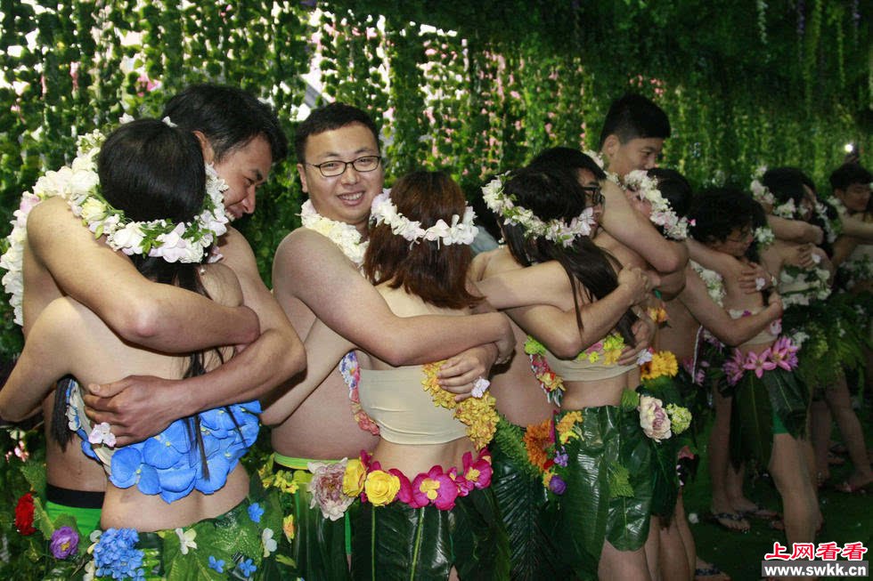 杭州情侣集体裸婚