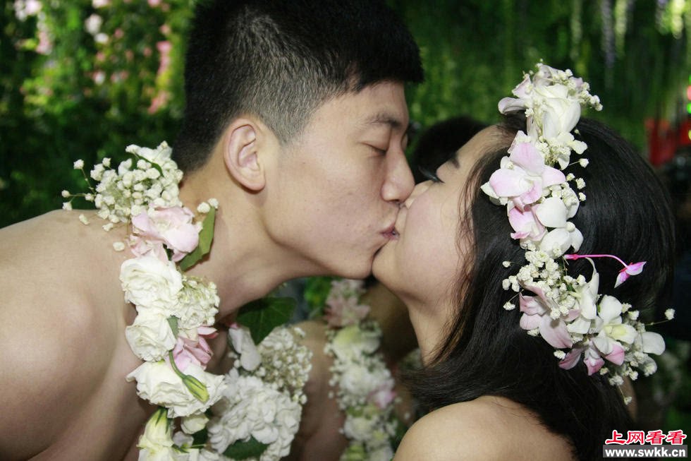 杭州情侣集体裸婚