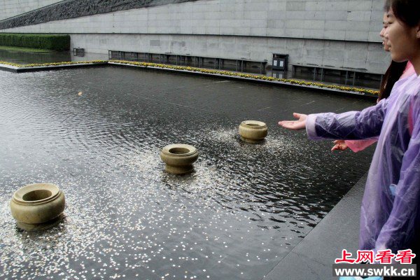 纪念馆水池变许愿池