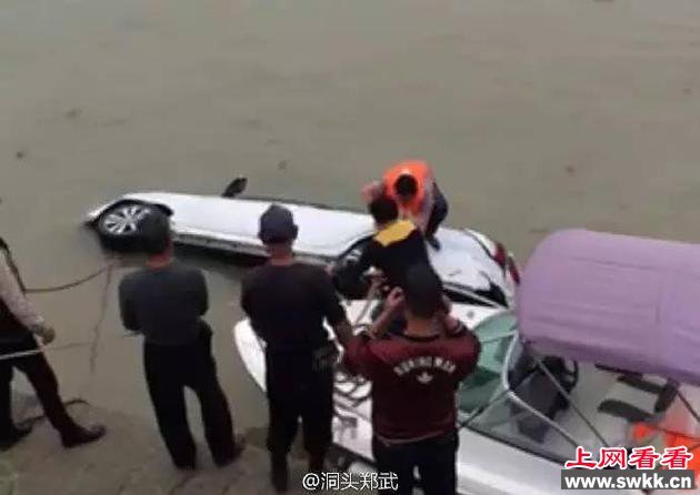 轿车倒车不慎坠海