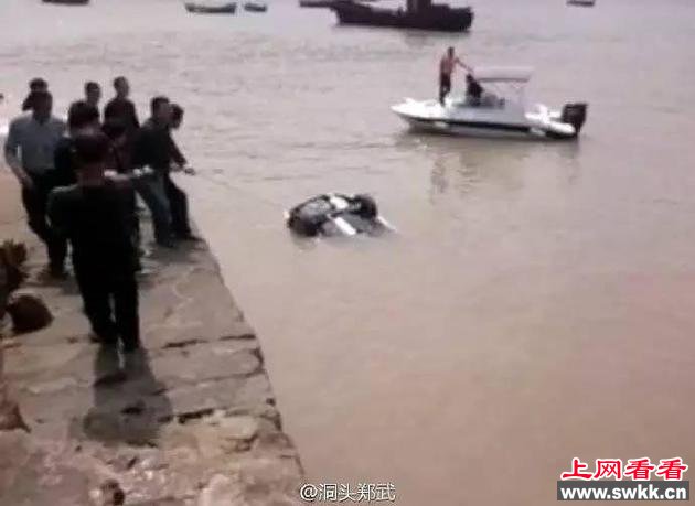 轿车倒车不慎坠海