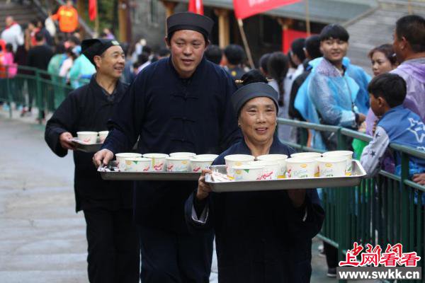 景区为游客送斋饭