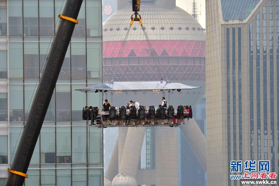 用生命在吃饭:空中悬浮餐厅