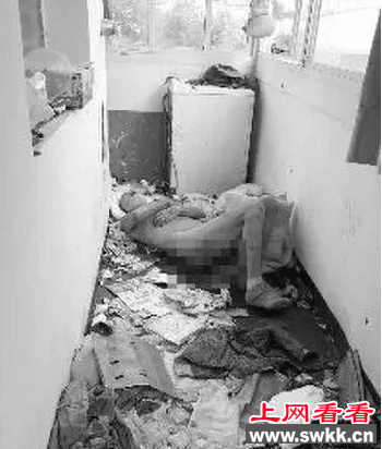老教授阳台躺多天