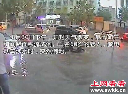 老人骑车跌倒无人扶