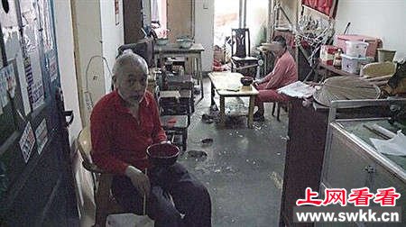 老人养老鼠当宠物
