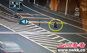 老太跪地拦车
