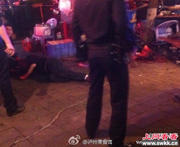 两男子闹市互砍