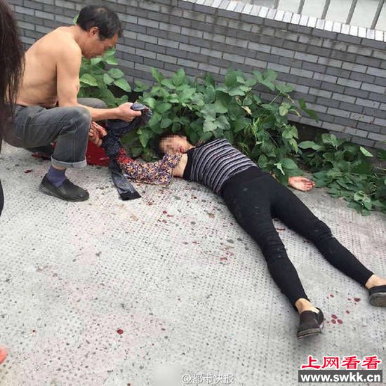 两小孩吵架致大人互砍
