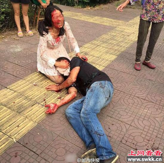 两小孩吵架致大人互砍