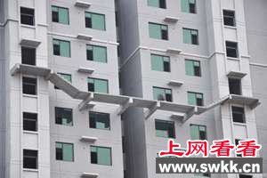 楼盘现悬空楼梯