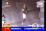 路怒男猛踹骑车女