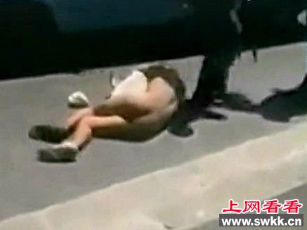 裸女被强奸后遭巨石砸死