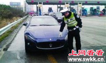 玛莎拉蒂停在高速