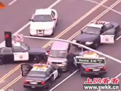 美国大妈与警车飚车
