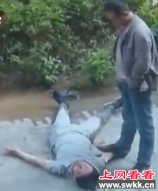 男子被醉汉活活踢死 围观者竟无人制止