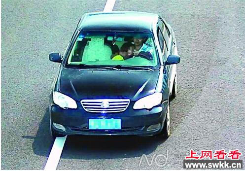 男子高速搂美女开车