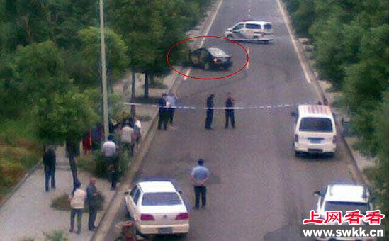 男子死于车内一人全裸