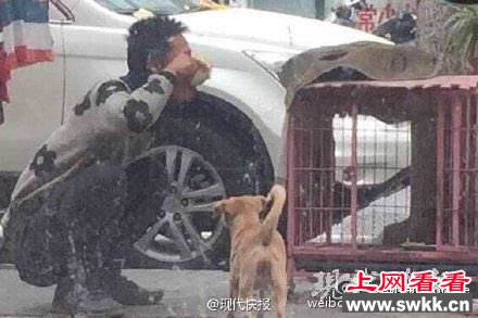 男子将狗粮吃光