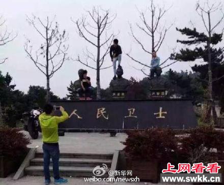 男子脚踩消防烈士