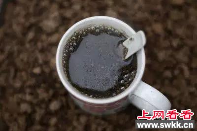 牛羊粪泡水喝