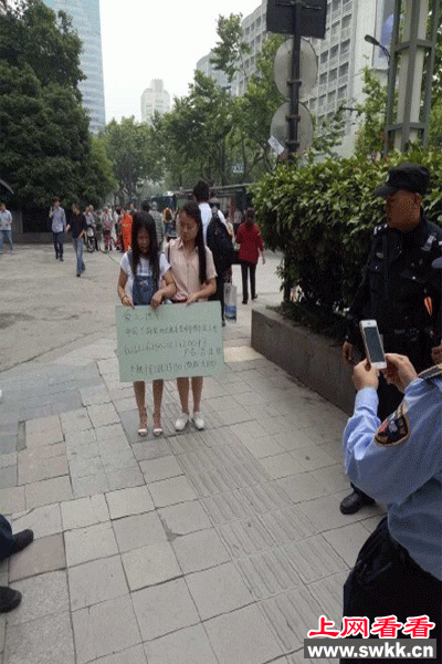 女孩当人肉靶子乞讨