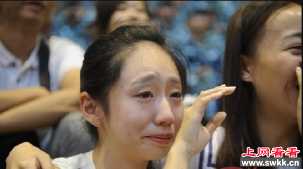 女孩观看男友阅兵流泪