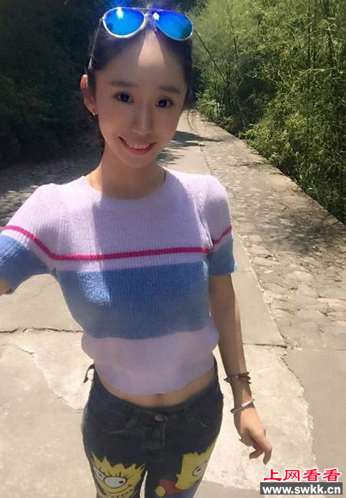 女孩观看男友阅兵流泪