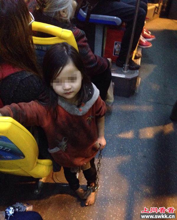 女孩手拿铁链乘公交