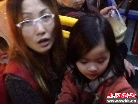 女孩手拿铁链乘公交
