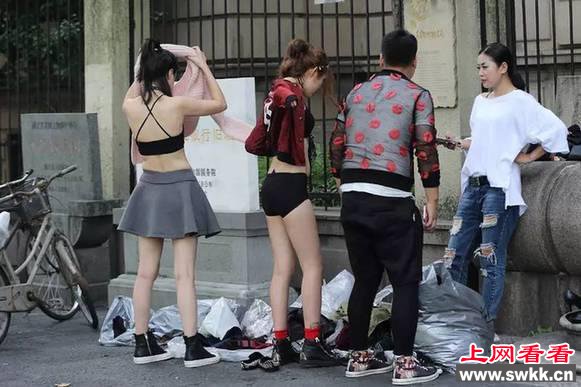 女模当街更衣