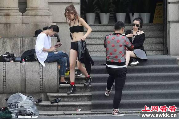 女模当街更衣