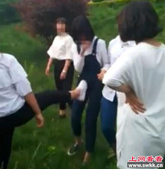 女生河边群殴女同学