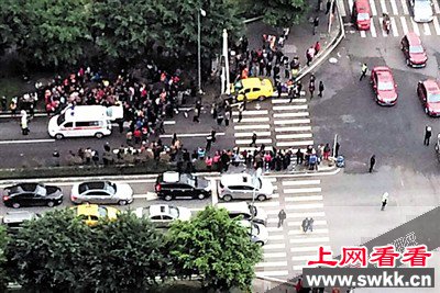 女童见母亲遇车祸
